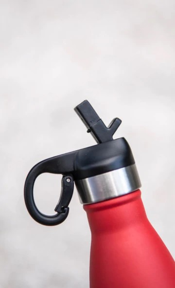 Gravering Geef iedereen een eigen fles cadeau. Als je naam ergens op staat, gebruik je die sneller.