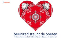 olgens crisisexpert Arjen Boin is de tijd van pappen en nathouden voorbij. "Nu zijn we op een punt gekomen dat we moeten doorpakken, we moeten veranderen", zei de crisisexpert vertelde hij eerder bij NPO Radio 1. "Ondertussen zijn die problemen op elkaar gaan in werken. Als je één probleem heel hard aanpakt, zijn er weer andere onderdelen. Denk aan stikstof: we gaan eerst de boeren doen, dat onderdeel gaan we van de checklist halen. Ja, zo werkt dat dus niet meer. Het heeft allerlei invloeden op de andere problemen." Lees ook: Caroline van der Plas reageert op tweede plek BBB in peilingen Van der Plas zit VVD op de hielen in peiling: 'Ze mogen hun borst natmaken' Volgens hem moet alles in samenhang bekeken worden. Niet alleen de boeren, maar ook Schiphol, auto's en industrie net zo hard aanpakken. "Die problemen laten zien dat de manier waarop wij onze samenleving hebben georganiseerd tegen een grens aangelopen is. Het gaat gewoon niet meer. Je kunt niet meer naar één bepaalde groep gaan, we moeten toch echt op een andere manier dingen gaan doen. Daar moet de politiek zich mee bezig houden. Dat is iets wat we niet horen daar", zei hij eerder. "Wat de overheid moet doen is rechtvaardig beleid voeren, resultaat boeken, en luisteren naar mensen. Je kunt niet alles doen wat iedereen wil want mensen hebben andere meningen, maar dan moet je goed uitleggen waarom je bepaalde keuzes maakt en welke visie je hebt voor de toekomst van Nederland", aldus Den Ridder van het SCP.